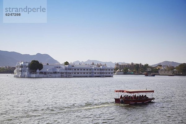 passen  Tourist  Hotel  See  Boot  Palast  Schloß  Schlösser  Asien  Indien  Rajasthan  Udaipur