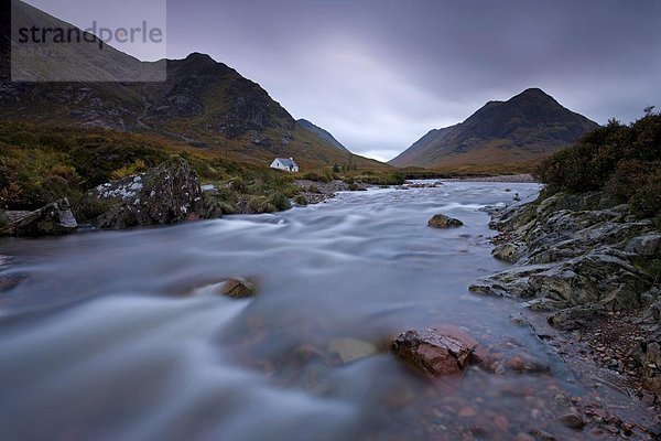 nebeneinander neben Seite an Seite Europa Großbritannien Fluss Tal Highlands Schottland