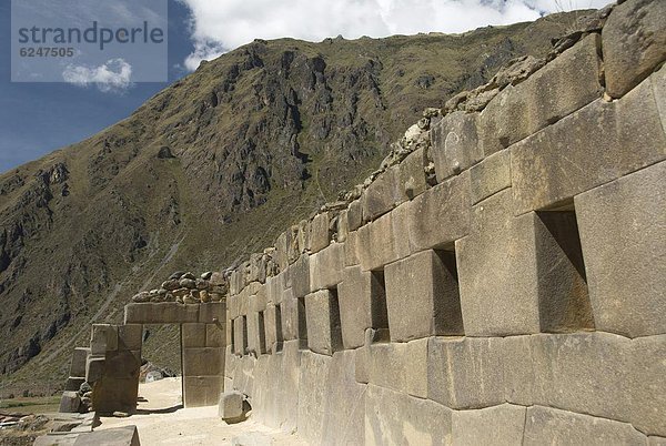 Eingang  Ruine  hoch  oben  antik  Inka  Ollantaytambo  Peru  Südamerika