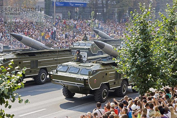 Jährliche Unabhängigkeitstag Umzug entlang der Chreschtschatyk Street und Maidan Nezalezhnosti (Unabhängigkeitsplatz)  Kiew  Ukraine  Europa