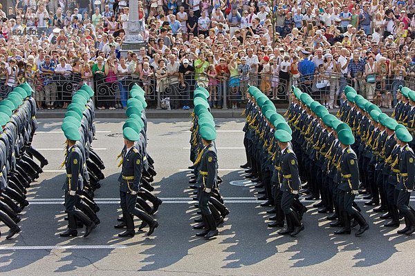 Kiew Hauptstadt Europa Tag Straße Quadrat Quadrate quadratisch quadratisches quadratischer vorwärts Unabhängigkeit Parade Ukraine