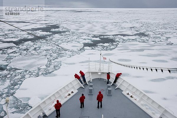 Eis  Schiff  dahintreibend  zerbrechen brechen  bricht  brechend  zerbrechend  zerbricht  Eisscholle  Arktis  Grönland