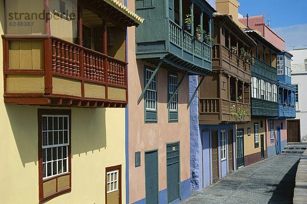 Europa Gebäude Balkon streichen streicht streichend anstreichen anstreichend Atlantischer Ozean Atlantik Kanaren Kanarische Inseln Palma de Mallorca La Palma Spanien