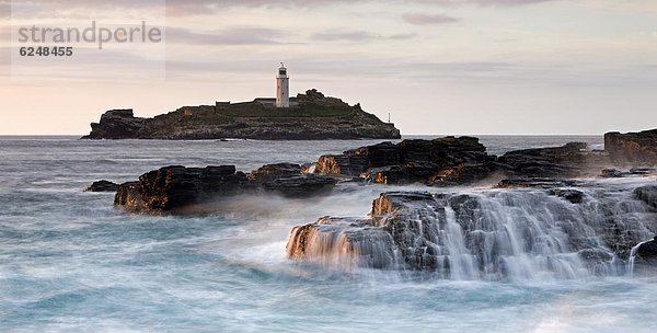 Felsbrocken Europa Großbritannien über Leuchtturm Insel hinaussehen zeigen Cornwall England Wellen brechen