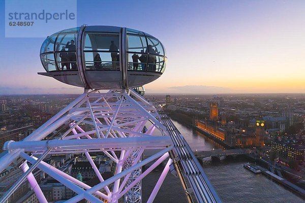 London Skyline in der Dämmerung von der London Eye Observation Wheel  London  England  Großbritannien  Europa gesehen