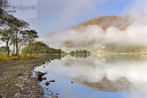Wasserrand  Europa  Morgen  Baum  Großbritannien  Dunst  Ehrfurcht  Herbst  Menschenreihe  See  Argyll and Bute  Schottland
