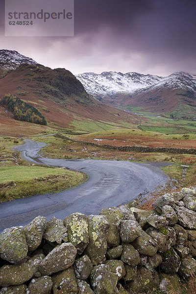 Biegung  Biegungen  Kurve  Kurven  gewölbt  Bogen  gebogen  Europa  Berg  Großbritannien  absteigen  Tal  Fernverkehrsstraße  groß  großes  großer  große  großen  Cumbria  England