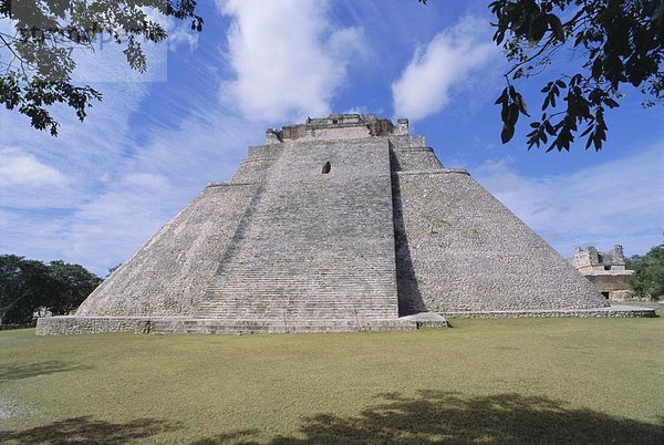 pyramidenförmig  Pyramide  Pyramiden  Mexiko  Mittelamerika  Maya  Pyramide  Uxmal  Yucatan