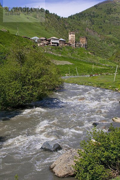 Berg  klein  rennen  Fluss  Dorf  befestigen  Asien  unterhalb  Zentralasien