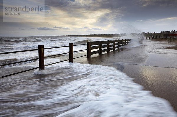 Europa  Ostküste  Großbritannien  Sturm  Meer  Kai  Nachmittag  Norfolk  England  November