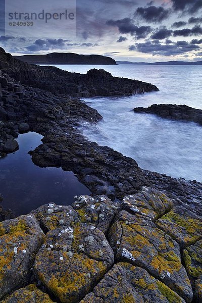 entfernt  nahe  Europa  Abend  Großbritannien  Höhle  Gold  Hebriden  Isle of Skye  November  Schottland
