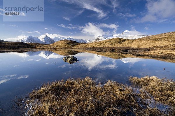 Europa  Schnee  bedecken  Tag  Großbritannien  Hügel  Spiegelung  schwarz  Highlands  Sonnenlicht  Berg  gefroren  Reflections  Schottland