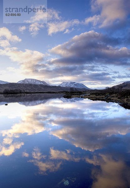 entfernt  Europa  Berg  Großbritannien  Himmel  Spiegelung  Morgendämmerung  Highlands  Ansicht  See  bedecken  Distanz  Schottland  Schnee