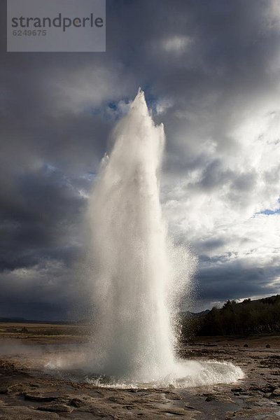 Wasser  Abend  Himmel  Sturm  explodieren  Geysir  Strokkur  Island  Weihwasserbecken