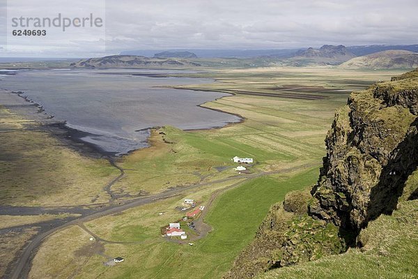 entfernt  zeigen  Berg  Einsamkeit  Küste  Bauernhof  Hof  Höfe  Ansicht  Island  Distanz