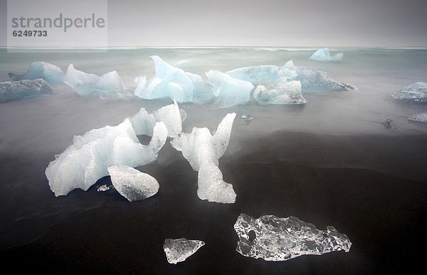 hoch  oben  Strand  waschen  Ozean  schwarz  Vulkan  Sand  Eisberg  nähern  Eis  Jökulsárlón  Island  Lagune