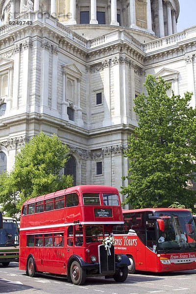 Traditio0l Bus außerhalb der Kathedrale St. Pauls  London  England  Großbritannien  Europa