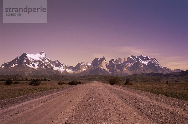 Fernverkehrsstraße  Kies  Torres del Paine Nationalpark  Chile  Patagonien  Südamerika