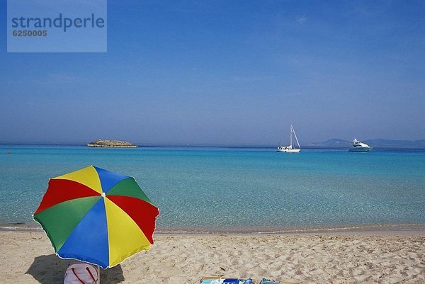 Europa Strand Regenschirm Schirm bunt Sonnenschirm Schirm Balearen Balearische Inseln Formentera Spanien