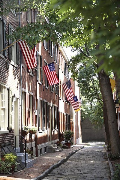 Kopfsteinpflaster Vereinigte Staaten von Amerika USA zeigen Wohnhaus Hügel Straße Fahne Gesellschaft Nordamerika amerikanisch Nachbarschaft Pennsylvania Philadelphia