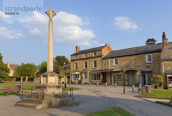 Denkmal hoch oben überqueren Stein Großbritannien Straße Dorf Krieg Broadway Kreuz