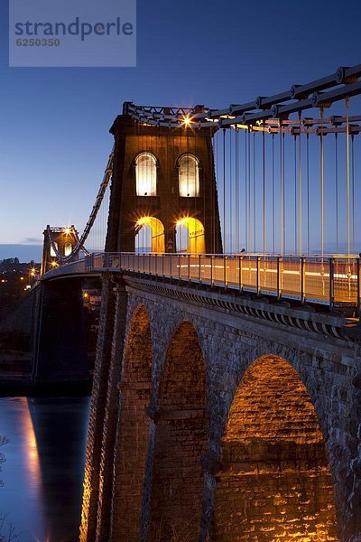 beleuchtet  spannen  Europa  Abend  Großbritannien  Brücke  North Wales  Meerenge  Wales