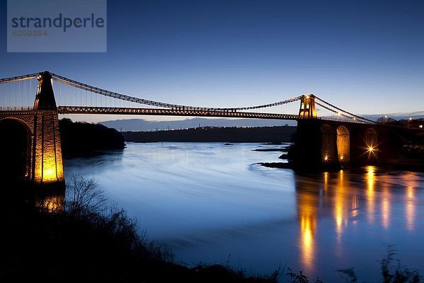 beleuchtet  spannen  Europa  Abend  Großbritannien  Brücke  North Wales  Meerenge  Wales