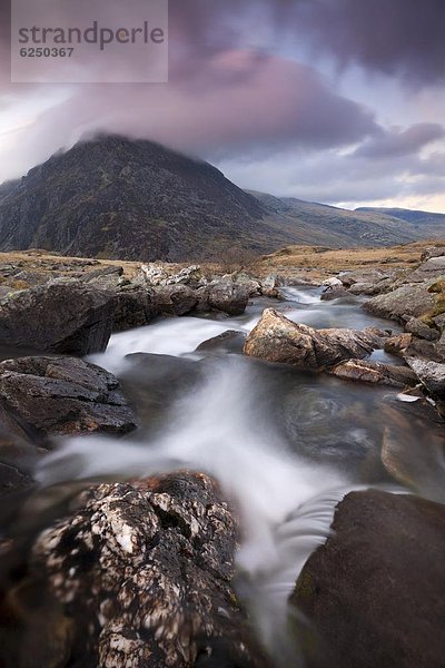 führen  Stift  Stifte  Schreibstift  Schreibstifte  Europa  Berg  Felsen  Sonnenuntergang  Großbritannien  Fluss  North Wales  Wales