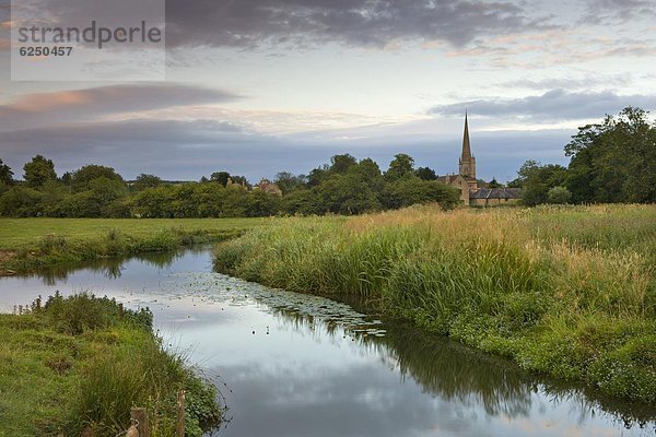 Europa  Großbritannien  Fluss  Kirche  England  Oxfordshire