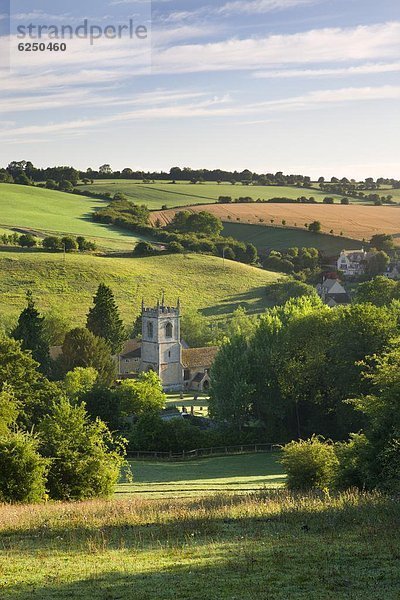 rollen  Europa  Schönheit  Ländliches Motiv  ländliche Motive  Großbritannien  Kirche  Cotswolds  Nestbau  England  Gloucestershire