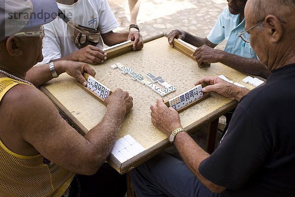 Mann  Straße  Westindische Inseln  Mittelamerika  Dominostein  Trinidad und Tobago  Kuba  alt  spielen