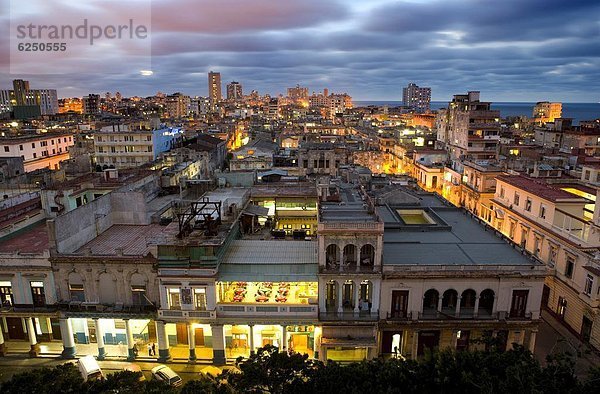 zeigen  Boden  Fußboden  Fußböden  Nacht  Kontrast  über  Gebäude  Hotel  Apartment  Westindische Inseln  Mittelamerika  Ansicht  Ruine  Hintergrundbild  Centro  Kuba  modern  alt  Sevilla