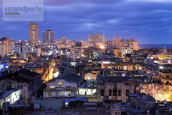 zeigen  Nacht  Kontrast  über  Gebäude  Hotel  Apartment  Westindische Inseln  Mittelamerika  Ansicht  Ruine  Hintergrundbild  Centro  Kuba  modern  alt  Sevilla
