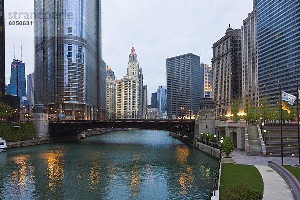 Vereinigte Staaten von Amerika  USA  Gebäude  fahren  Fluss  Nordamerika  vorwärts  Chicago  Illinois