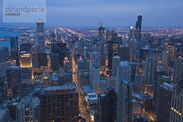 Vereinigte Staaten von Amerika  USA  Nordamerika  Ansicht  Luftbild  Fernsehantenne  Chicago  Abenddämmerung  Illinois