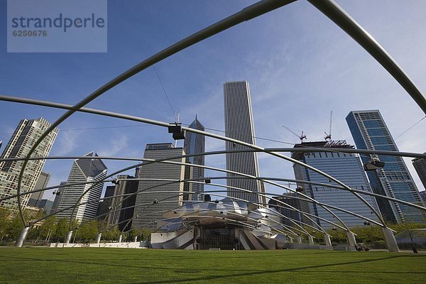 Jay Pritzker Pavilion  entworfen von Frank Gehry  Millennium Park  Chicago  Illinois  Vereinigte Staaten von Amerika  Nordamerika
