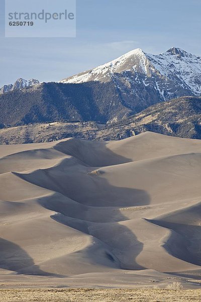 Vereinigte Staaten von Amerika  USA  Berg  Sand  Nordamerika  groß  großes  großer  große  großen  Düne  Colorado  Schnee