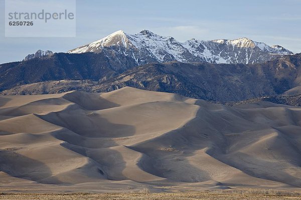 Vereinigte Staaten von Amerika  USA  Berg  Sand  Nordamerika  groß  großes  großer  große  großen  Düne  Colorado  Schnee