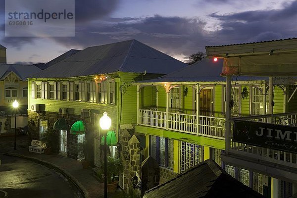 Bunte Gebäude rund um den zentralen Piccadilly Circus  beleuchtet in der Dämmerung  Basseterre  St. Kitts  Leeward Inseln  Westindische Inseln  Karibik  Mittelamerika