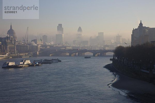 Am frühen Morgen Nebel hängt über St. Paul s Cathedral und der Stadt London  London  England  Großbritannien  Europa