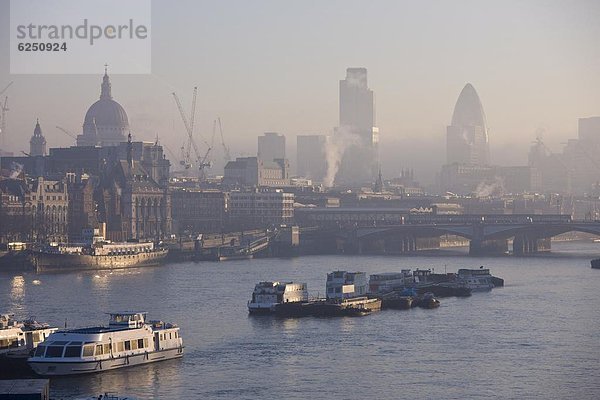 Am frühen Morgen Nebel über die Skyline von London  London  England  Großbritannien  Europa