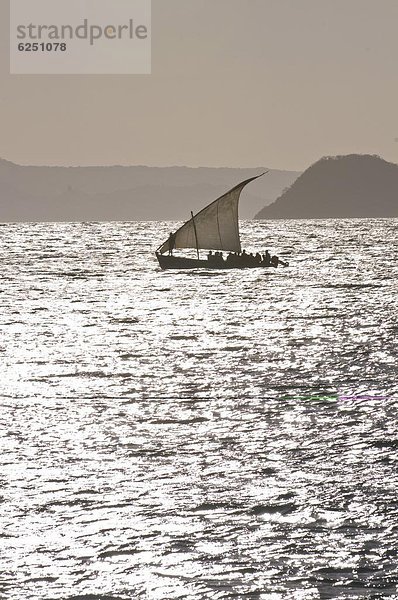 Segeln  nahe  Sonnenuntergang  klein  Boot  Afrika  Indischer Ozean  Indik  Madagaskar