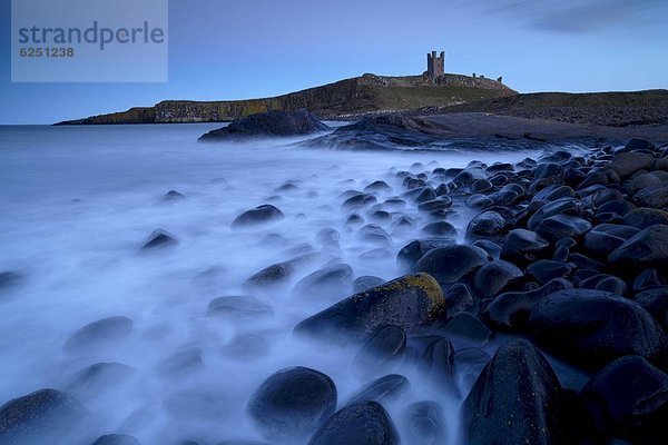 Europa  Großbritannien  Küste  Abenddämmerung  England  Northumberland