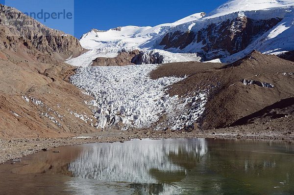 Gletscher in der Nähe von Plaza de Mulas Basecamp  Aconcagua Provincial Park  Anden Berge  Argentinien  Südamerika