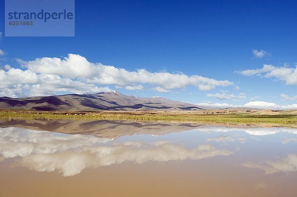 Landschaftlich schön  landschaftlich reizvoll  Berg  Spiegelung  See  Bolivien  Südamerika