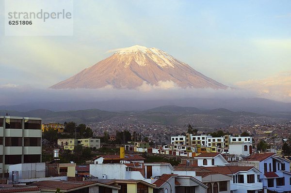 über  Großstadt  Vulkan  Peru  Südamerika