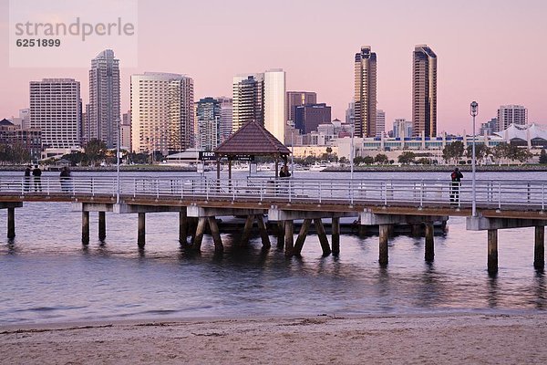 Skyline von San Diego aus Coronado Island  San Diego  California  Vereinigte Staaten von Amerika  Nordamerika betrachtet