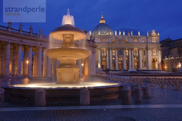 Springbrunnen  Brunnen  Fontäne  Fontänen  Rom  Hauptstadt  Europa  UNESCO-Welterbe  Petersplatz  Latium  Zierbrunnen  Brunnen  Italien  Vatikan