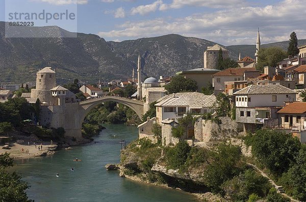 Europa  Geschwindigkeit  über  Brücke  fließen  Fluss  Mostar  neu  alt