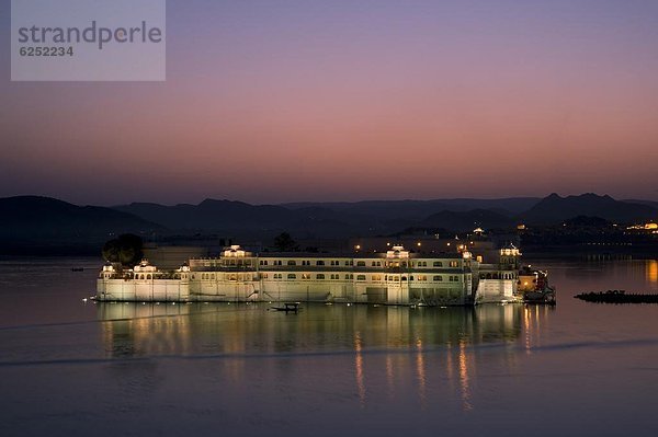 Hotel  See  Palast  Schloß  Schlösser  Ansicht  Erhöhte Ansicht  Aufsicht  heben  Asien  Abenddämmerung  Indien  Rajasthan  Udaipur